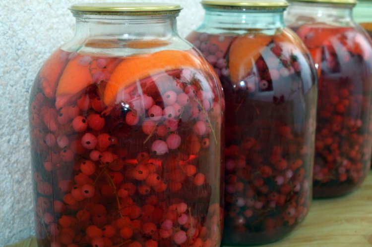 Компот из красной смородины, апельсина и корицы со стерилизацией