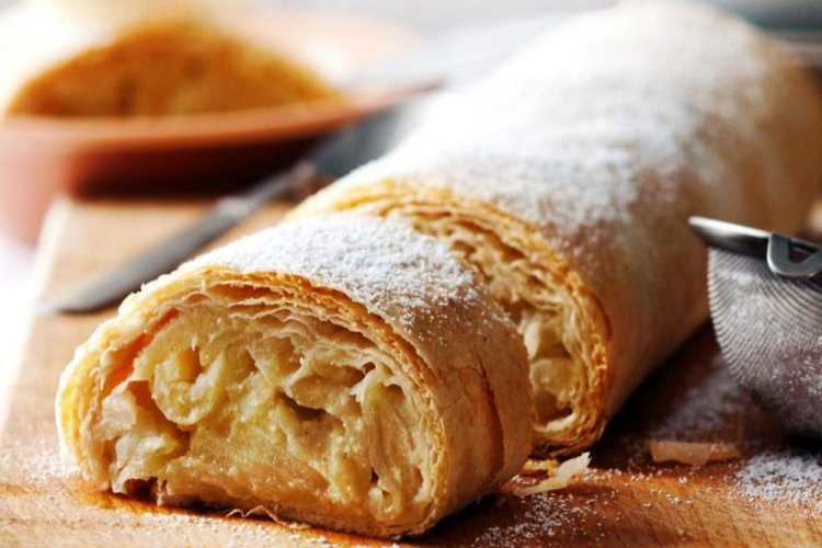 Яблочный штрудель из слоеного теста – классический рецепт