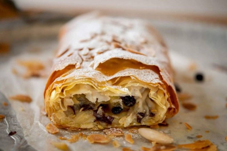 Штрудель из слоеного теста с яблоками, изюмом и арахисом