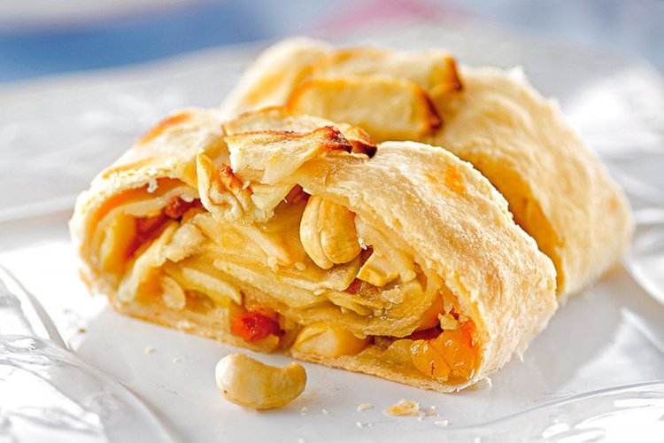 Штрудель с яблоками, изюмом и кешью из готового слоеного теста
