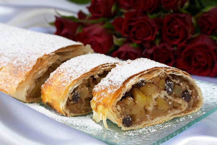 Штрудель из слоеного теста с яблоками, изюмом и орехами