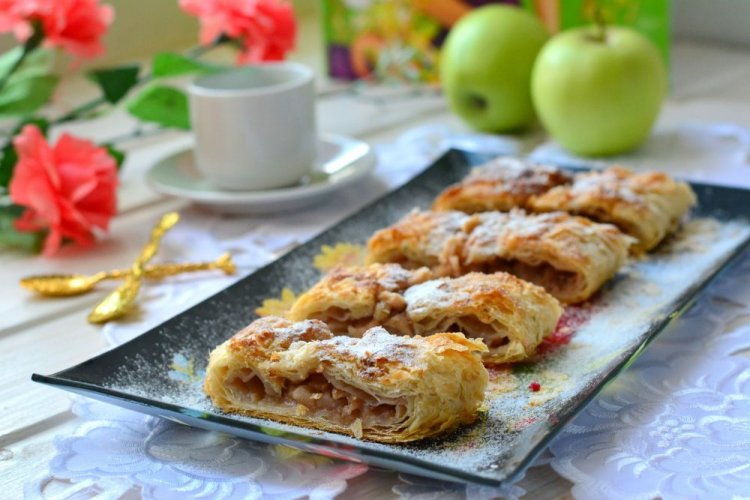 Штрудель с яблоками и малиной из готового слоеного теста