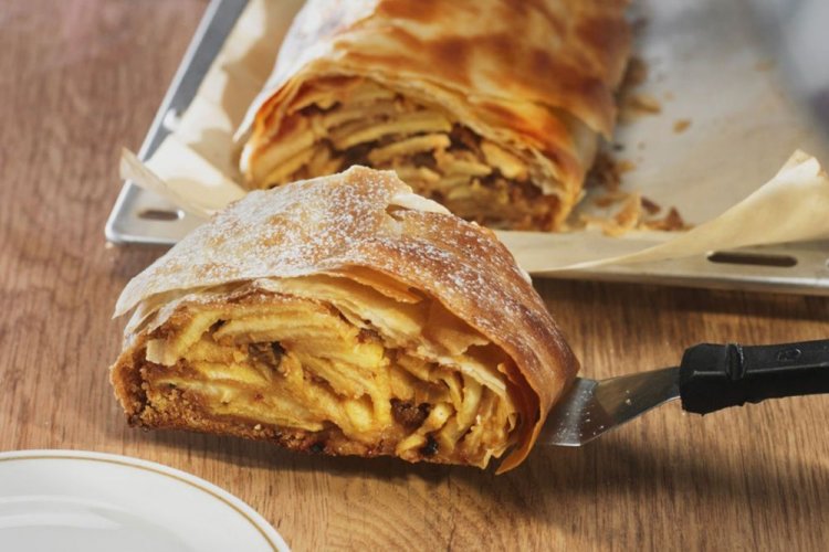 Яблочный штрудель из домашнего слоеного теста