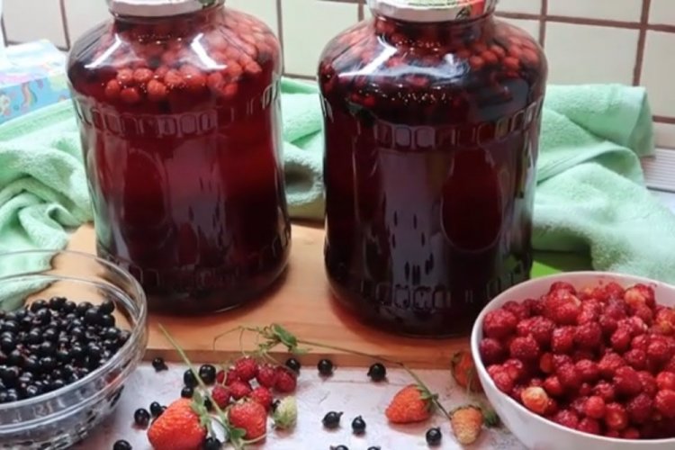 Компот из земляники и смородины