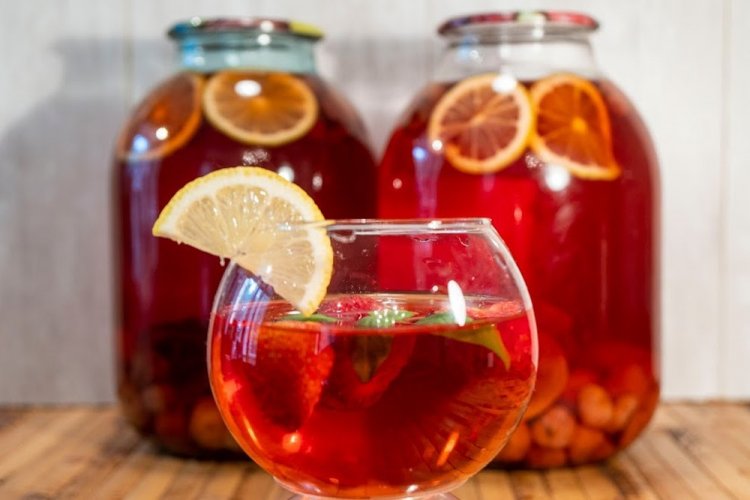 Компот из земляники с лимоном