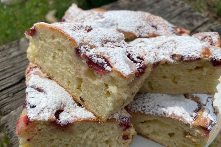 Пирог с земляникой на молоке