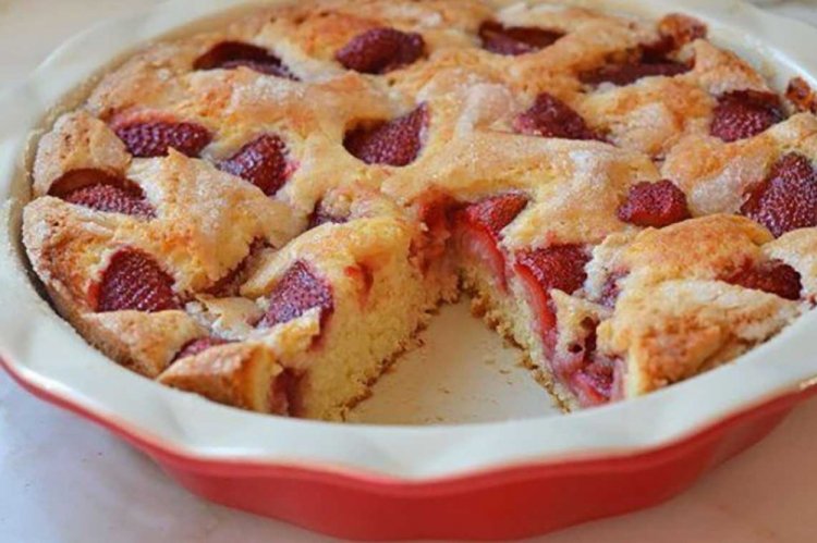 Пирог с земляникой на сметане