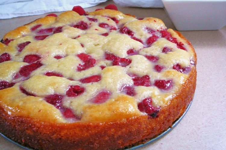 Пирог с земляникой на кефире и растительном масле