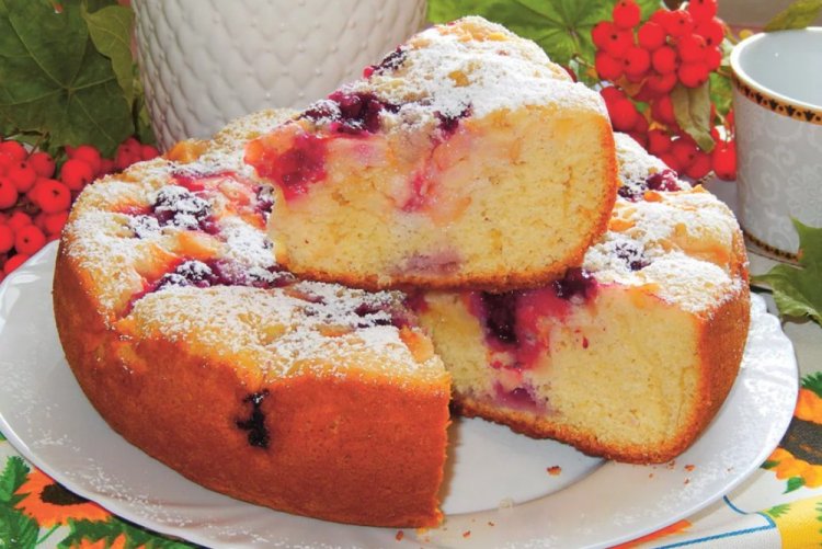 Бисквитный пирог с земляникой