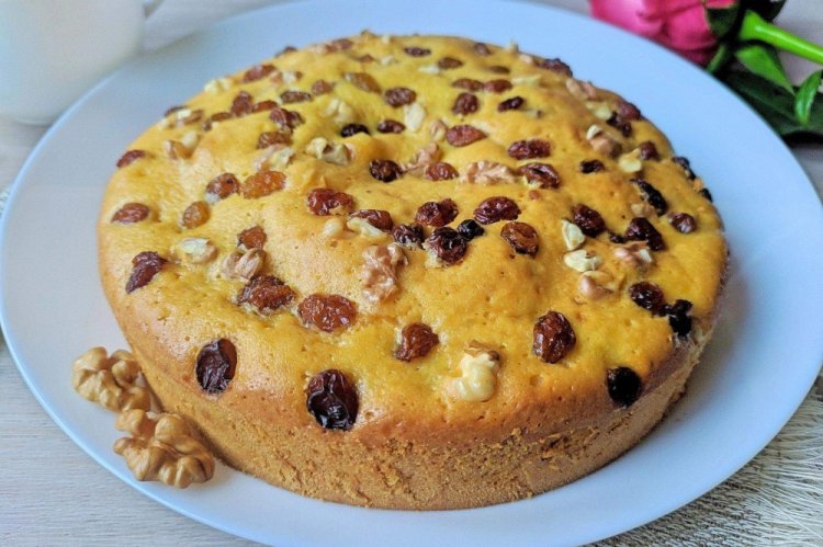 Пирог с сушеной земляникой и изюмом