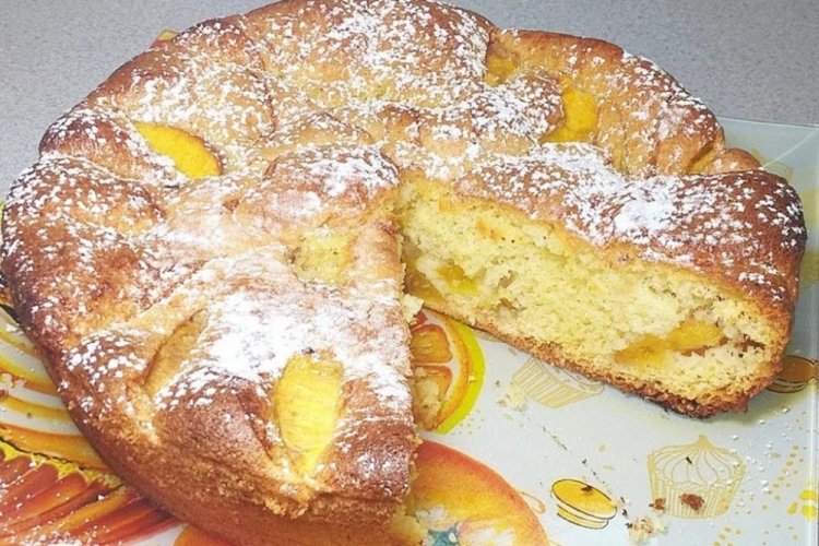 Постная шарлотка с персиками