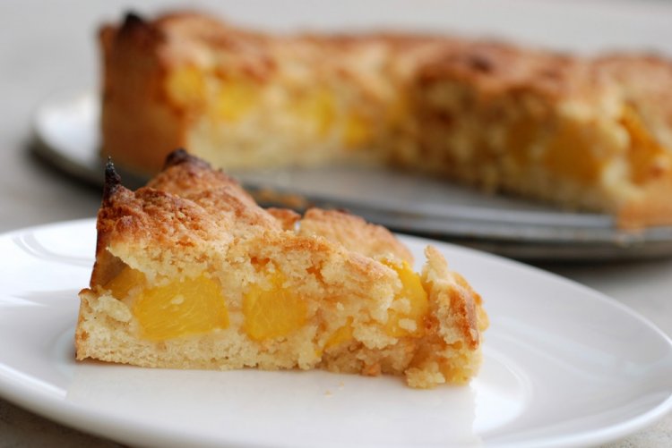 Шарлотка с персиками и бананами