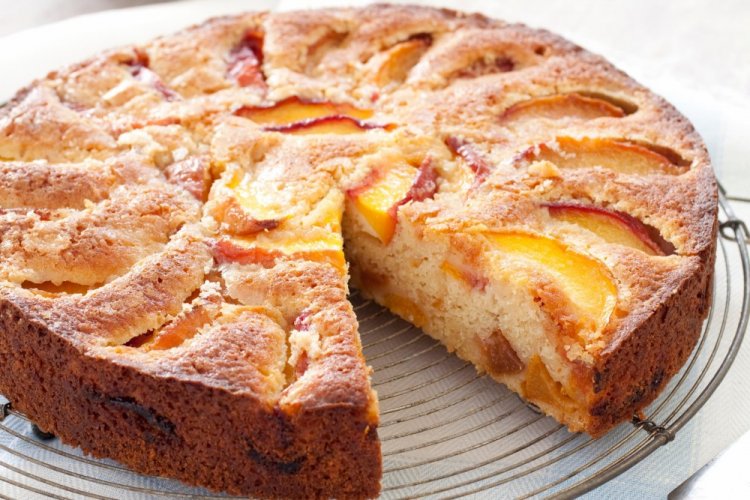 Шарлотка с персиками и грушами