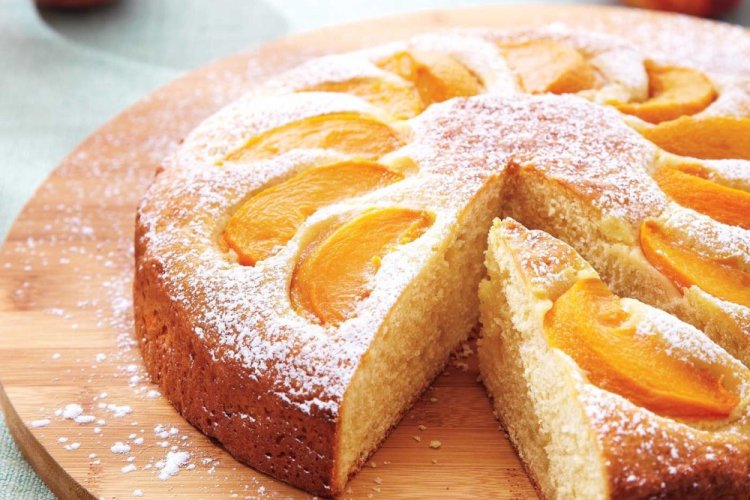 Шарлотка с персиками на сметане