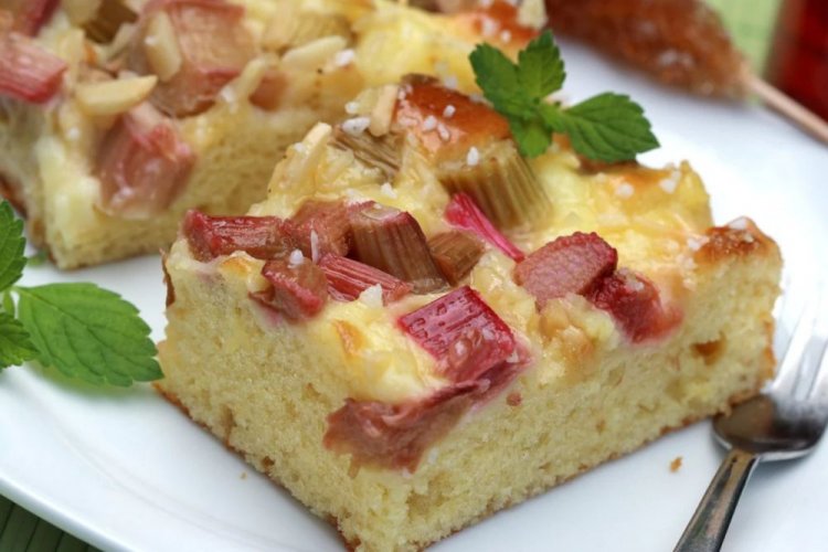 Дрожжевой пирог с творогом и ревенем