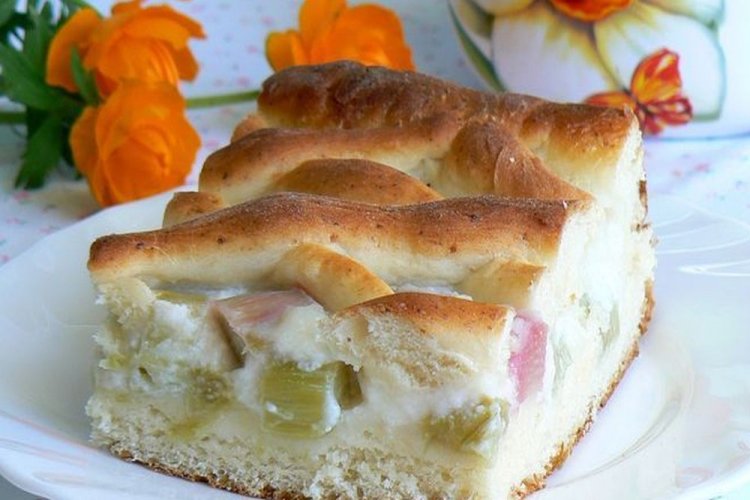 Пирог с прослойкой из творога и ревеня