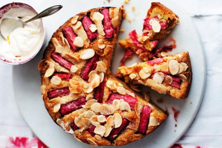 Пирог из гречневой муки с ревенем и миндальными хлопьями