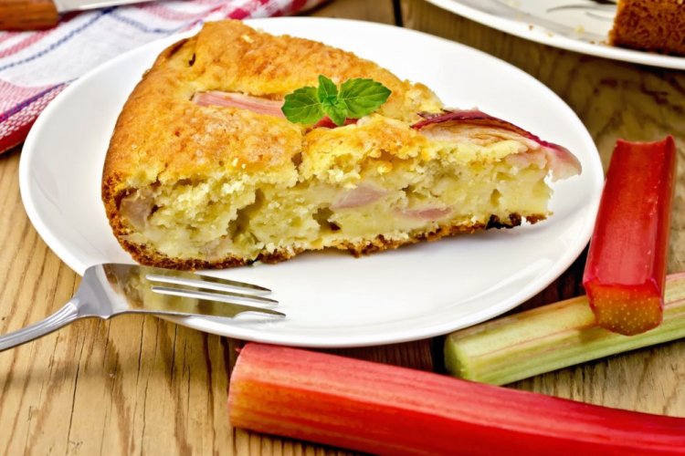 Пирог с ревенем на яйцах и молоке