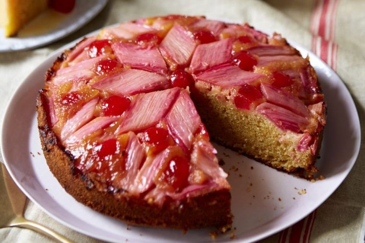 Пирог с ревенем и черешней на простокваше