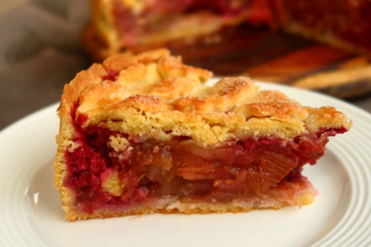 Закрытый пирог из песочного теста с ревенем и яблоками