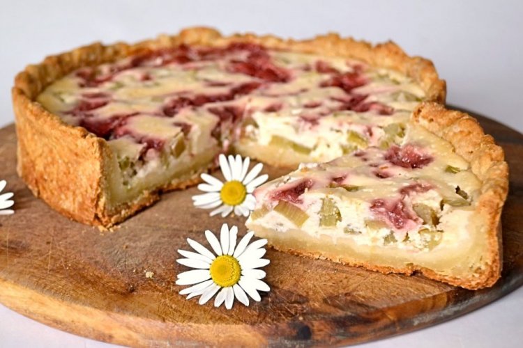 Песочный пирог с ревенем и клубникой