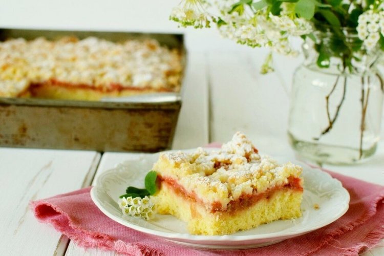 Бисквитный пирог с ревенем и штрейзельной крошкой