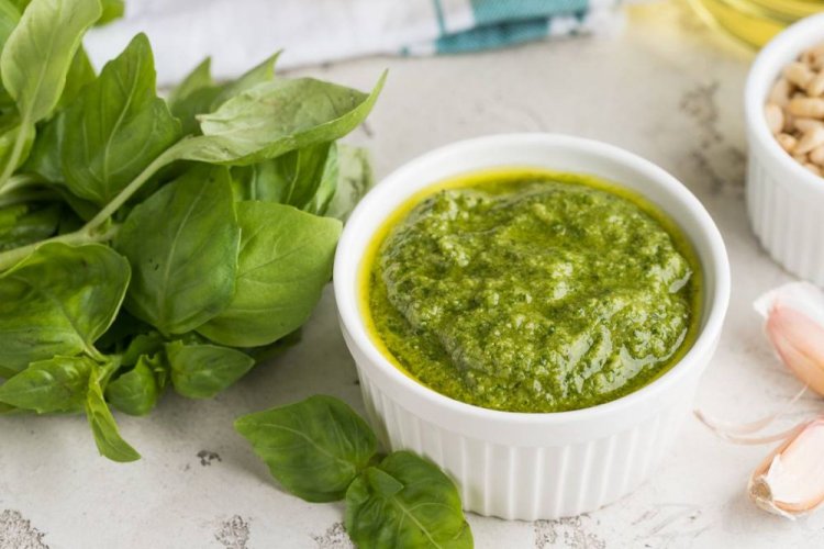 Соус песто из базилика с кедровыми орешками и пармезаном на зиму