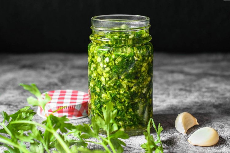 Базилик с петрушкой, кинзой и чесноком в уксусном маринаде