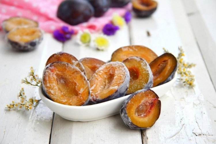 Сливы, замороженные половинками