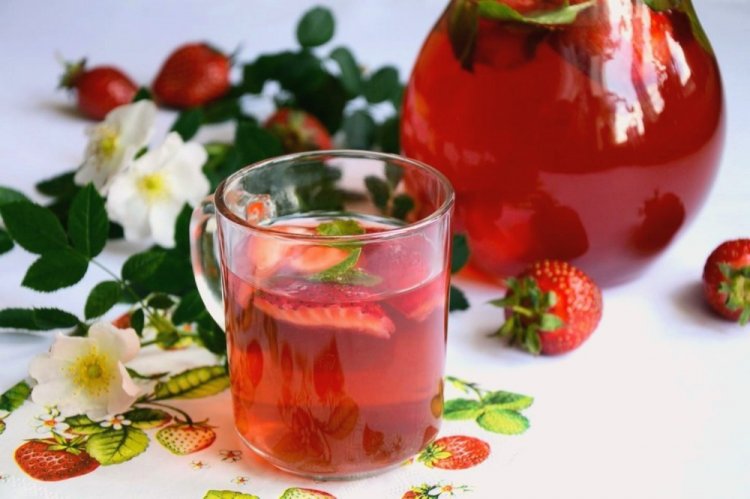 Летний компот из облепихи и клубники