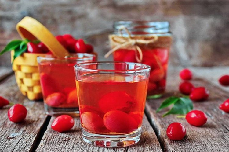 Летний компот из кизила