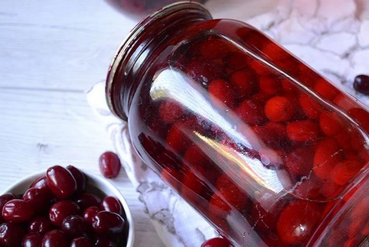 Компот из кизила с вишней