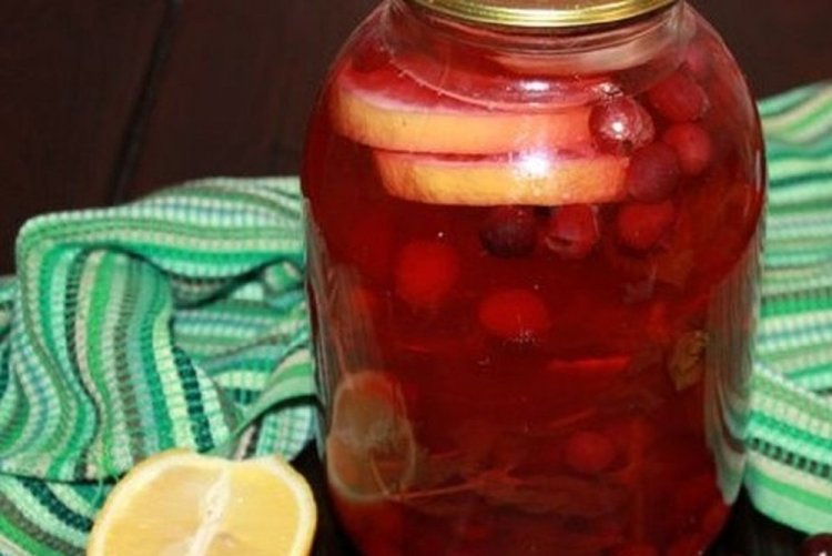 Компот из кизила с лимоном и мятой