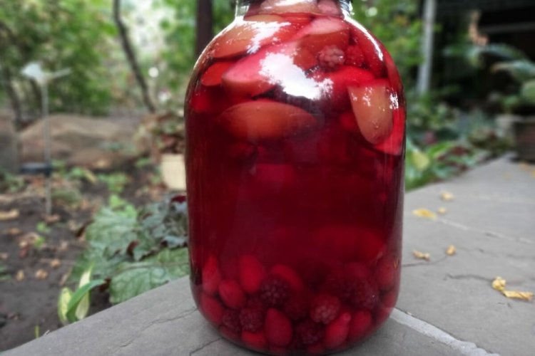 Компот из кизила с яблоками и ежевикой