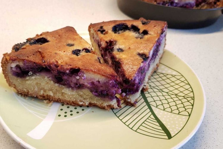 Заливной пирог с черникой на сметане
