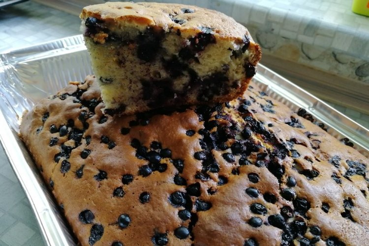 Заливной пирог на майонезе с черникой