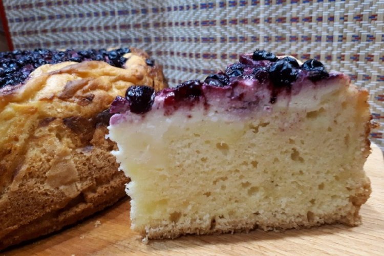 Творожный заливной пирог с черникой