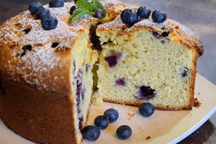 Бисквитный заливной пирог с черникой
