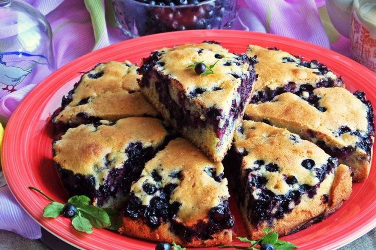 Заливной пирог на сливочном масле с черникой