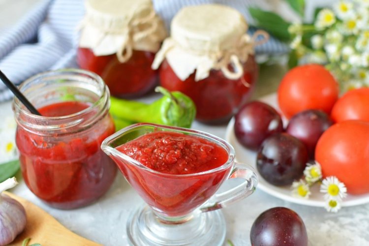 Соус из помидоров, сливы, острого перца и чеснока