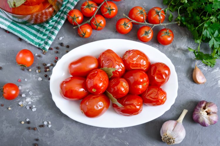 20 рецептов бочковых помидоров, которые сможет приготовить каждый
