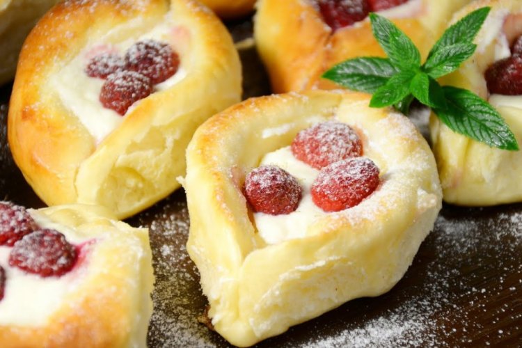 Сдобные пирожки с малиной и творогом