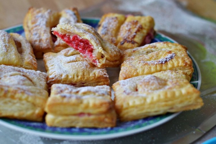 Слоеные пирожки с малиной