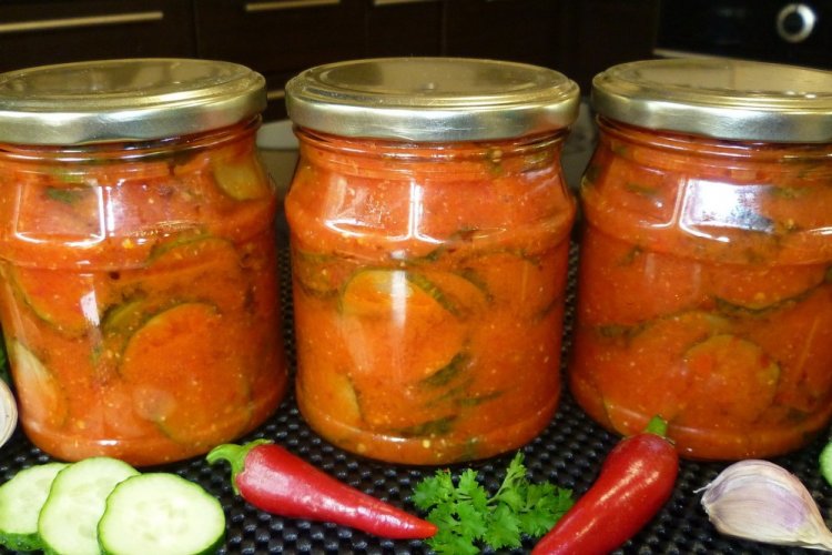 Огурцы в соусе чили из перцев и помидоров