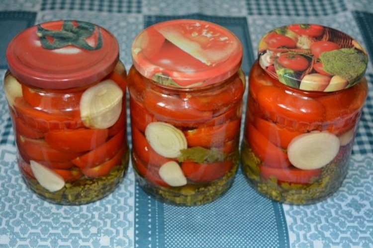 Помидоры половинками с луком и корнем хрена