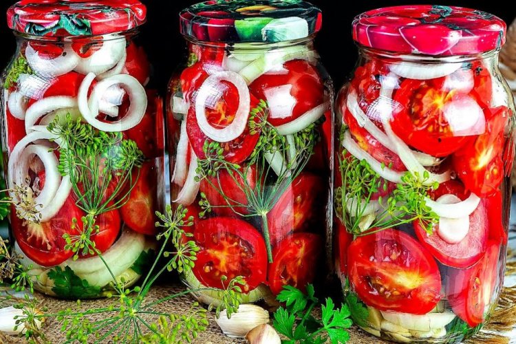 Помидоры дольками с луком без сахара