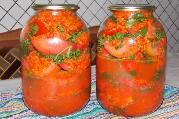 Помидоры дольками в острой аджике на зиму