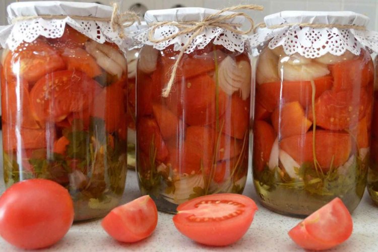 Помидоры дольками с луком и ароматной зеленью на зиму