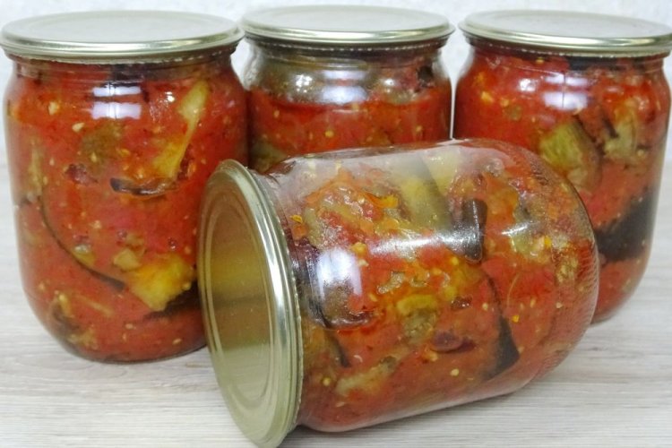 Острое лечо с огурцами, жареными баклажанами и помидорами