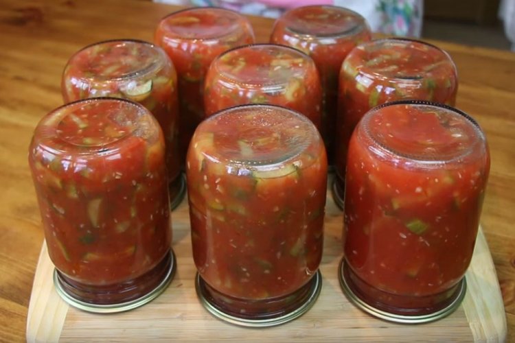 Лечо из огурцов с помидорами, сладким перцем и яблоками